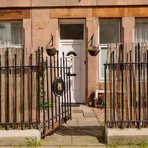 Stylish Flat In With Private Garden Edinburgh